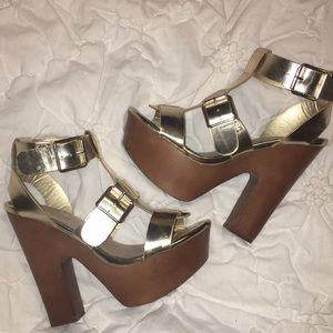 Metallic golden platform